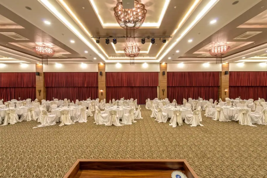 Gala düzeninde balo salonu