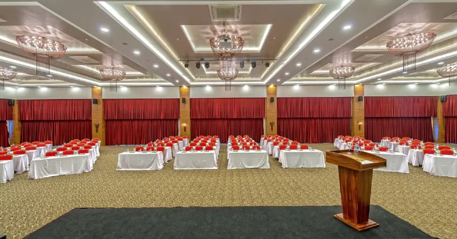 Konferenzsaal mit Rednerpult