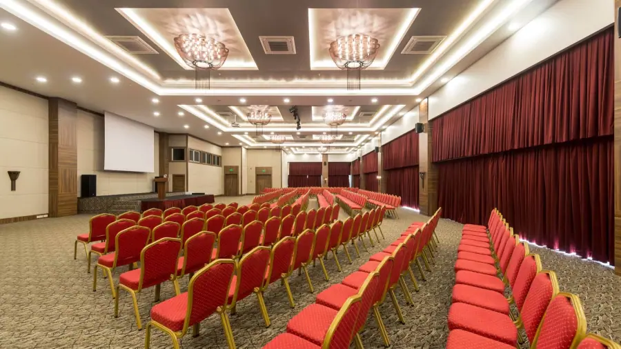 Konferenzsaal mit roten Stühlen