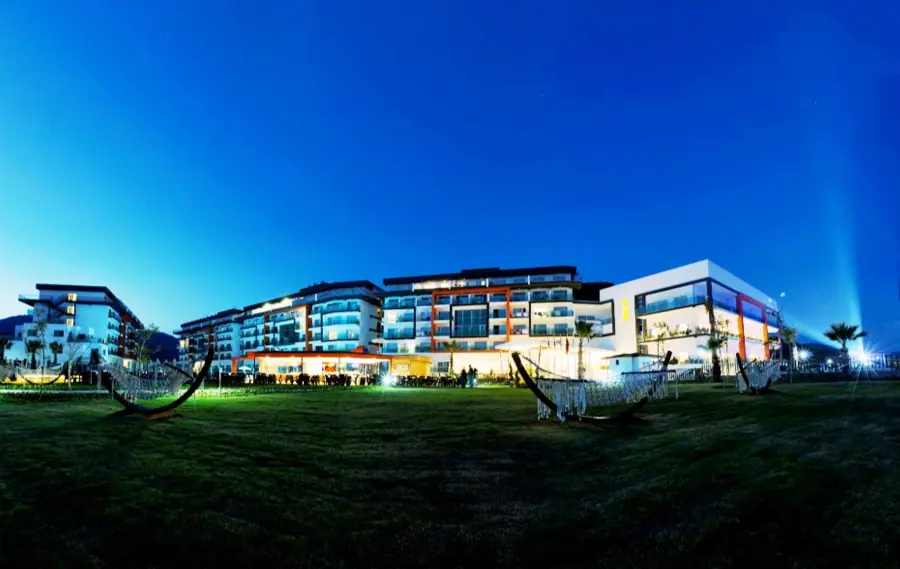 Gece ışıklarıyla Ulu Resort Hotel