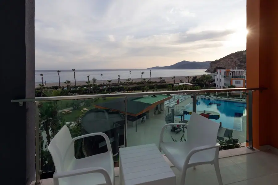 Blick vom Balkon des Standardzimmers auf Pool und Meer