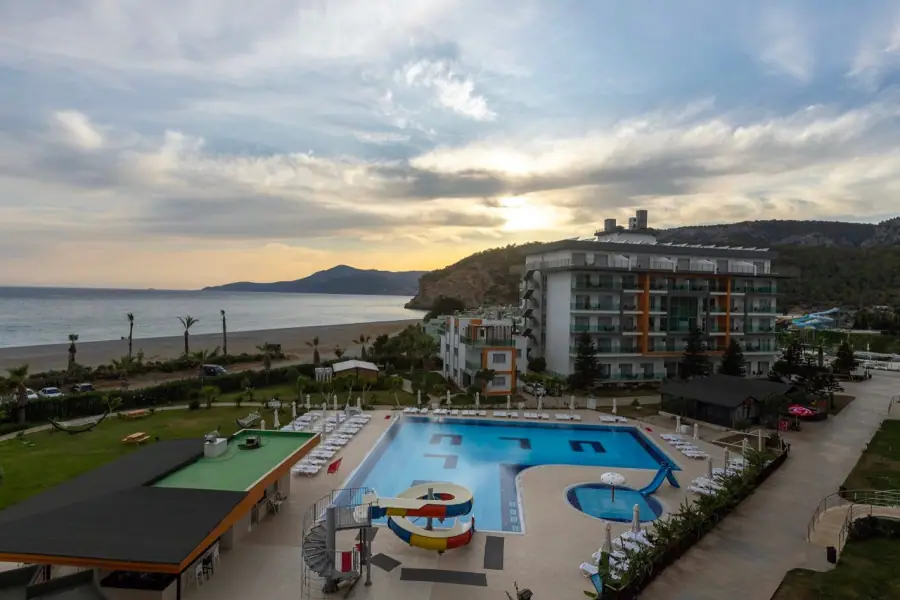 Standart Oda'dan gün batımında havuz ve koy manzarası